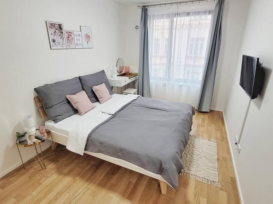 Newly Built With Balcony, Ac And Free Indoor Garage Apartmán