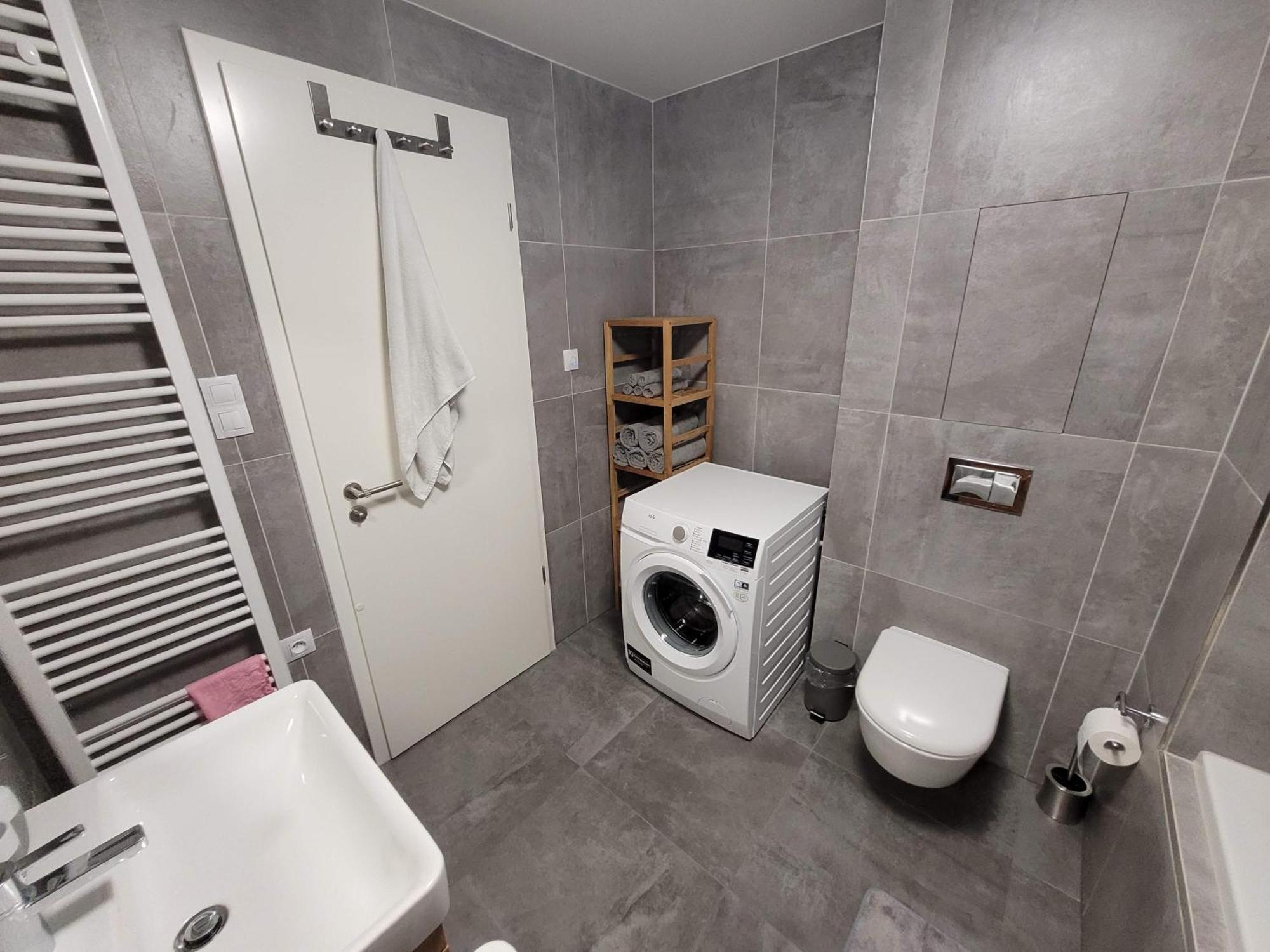 Apartmán Newly Built With Balcony, Ac And Free Indoor Garage
