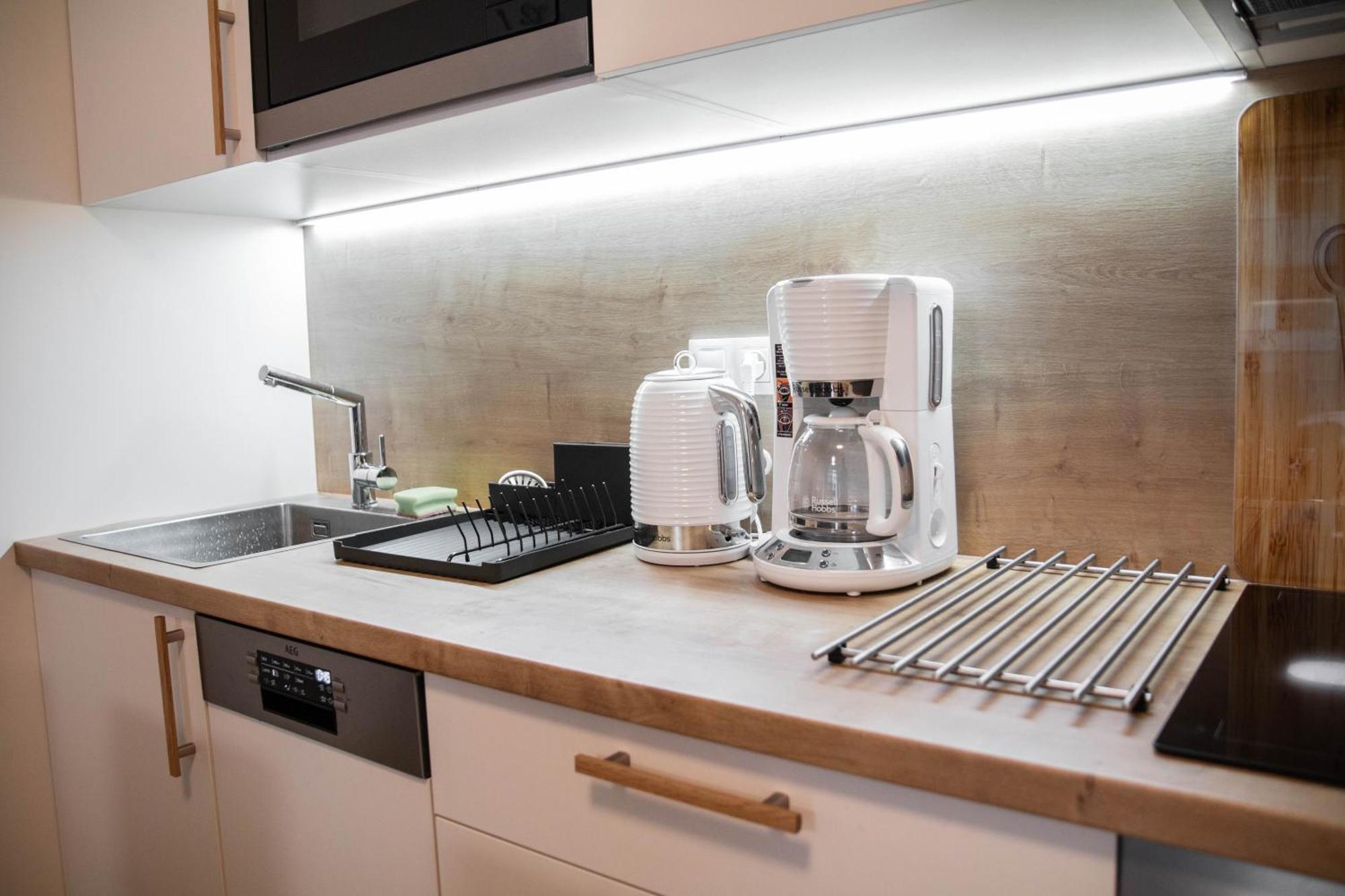 Newly Built With Balcony, Ac And Free Indoor Garage Apartmán *